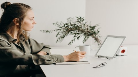 Facebook注冊(cè)后需要完善資料才能正常使用