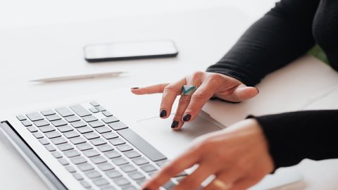 跨境物流企業(yè)的核心利益在于提高物流效率和降低物流成本。