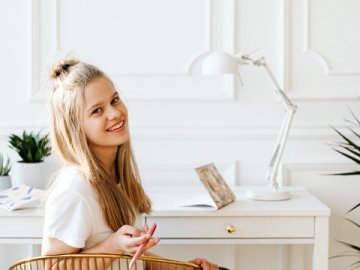 深圳小規(guī)模納稅人報稅與逾期處理及香港利得稅詳解（2025版）