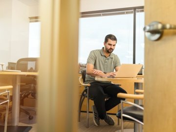 股東變更后原股東是否仍需承擔責任？