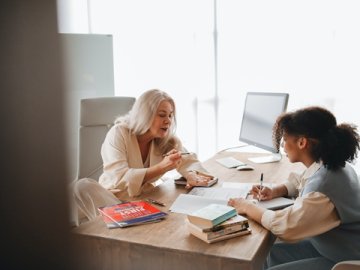 注冊(cè)英國公司與香港公司的核心區(qū)別解析