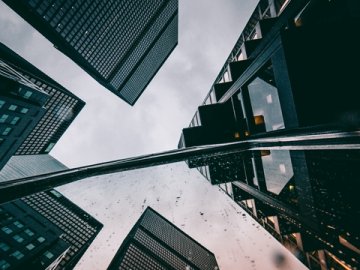 借港出海：香港在全球供應(yīng)鏈重構(gòu)中的中國(guó)企業(yè)樞紐角色